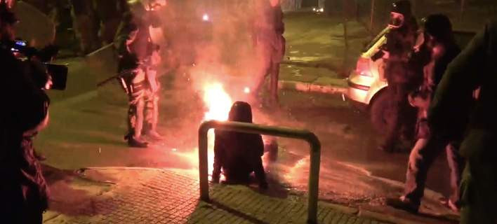 Δύο οι ύποπτοι για τη δολοφονική επίθεση με φωτοβολίδα στη δικηγόρο